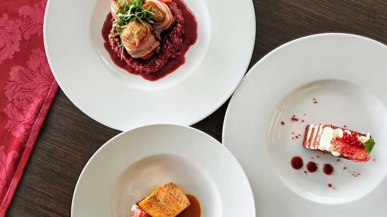 Jídla vaříme z domácích surovin a masa z vlastního chovu.